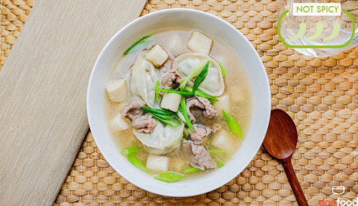Rice cake soup with dumpling (떡만두국)