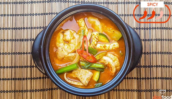 Pork belly with seafood stew (삼겹살해물섞어찌개)
